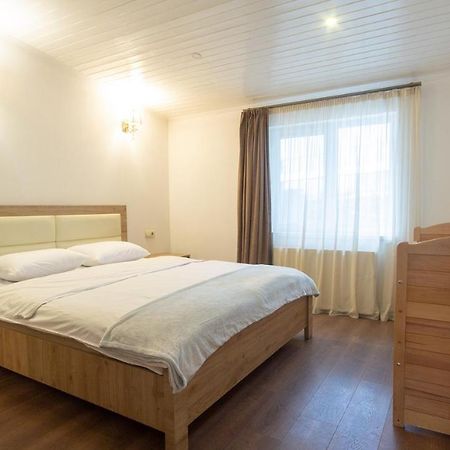 Big Terrace Apartment On Liberty Square Tbilisi Bagian luar foto