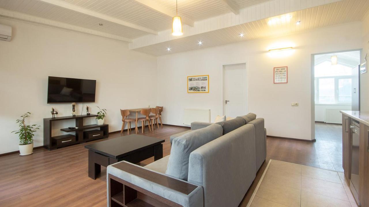 Big Terrace Apartment On Liberty Square Tbilisi Bagian luar foto