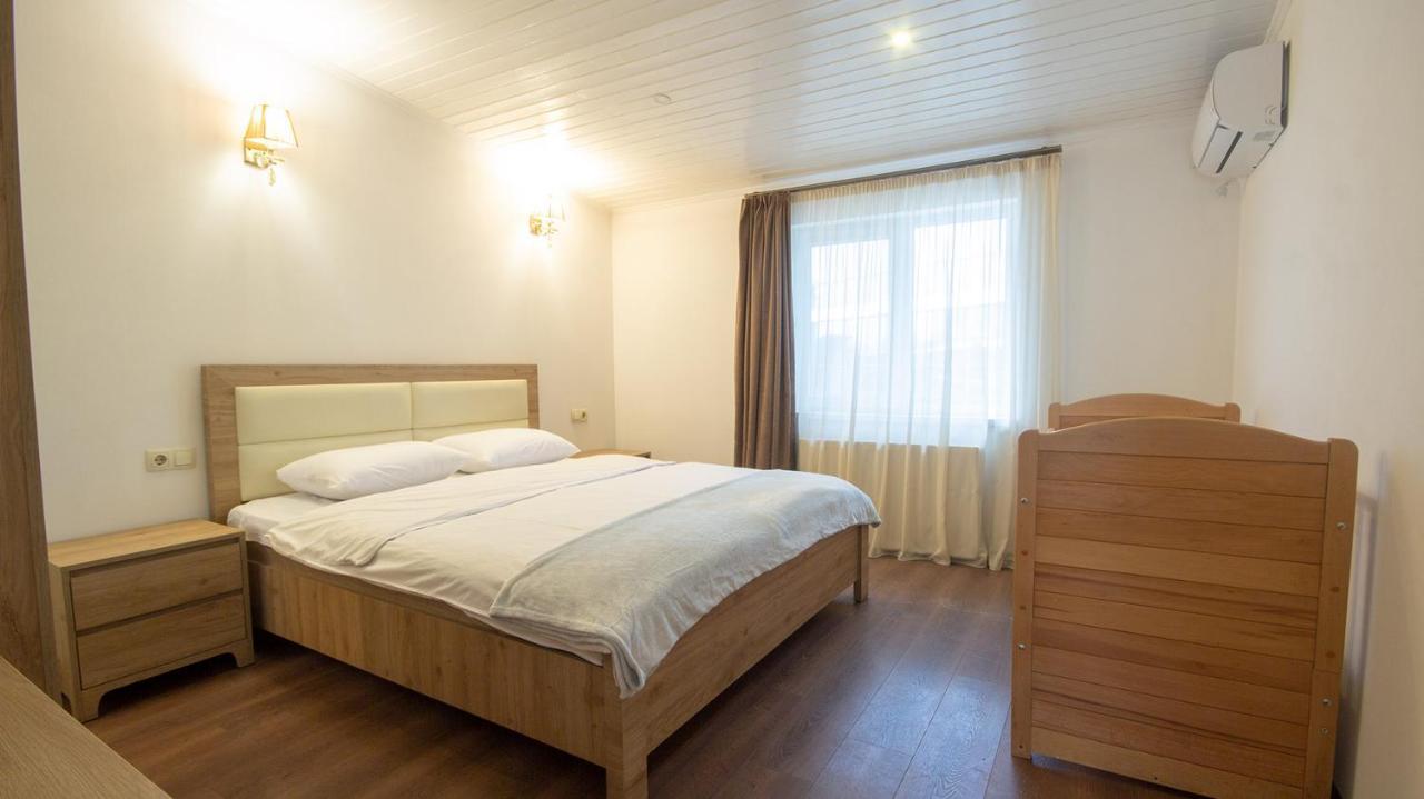 Big Terrace Apartment On Liberty Square Tbilisi Bagian luar foto