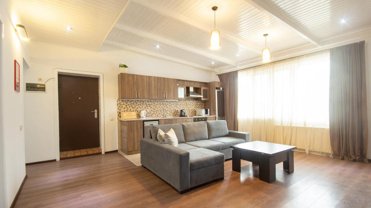 Big Terrace Apartment On Liberty Square Tbilisi Bagian luar foto