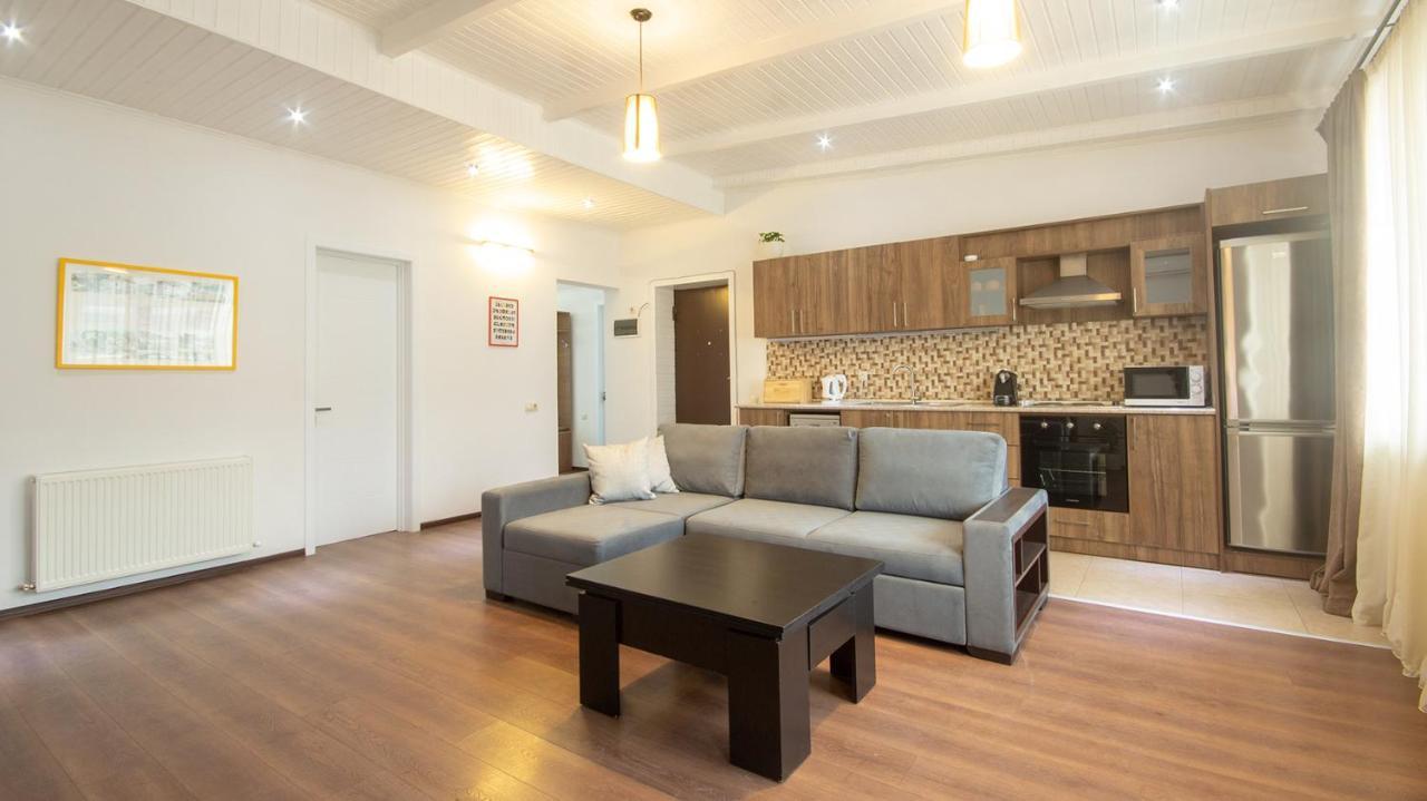 Big Terrace Apartment On Liberty Square Tbilisi Bagian luar foto