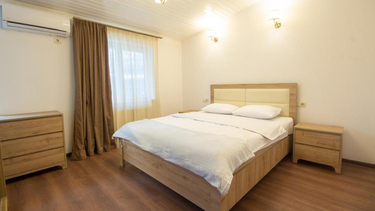 Big Terrace Apartment On Liberty Square Tbilisi Bagian luar foto