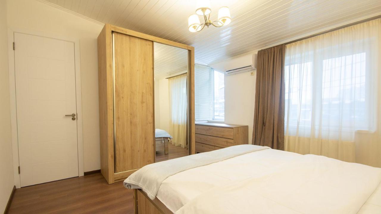 Big Terrace Apartment On Liberty Square Tbilisi Bagian luar foto