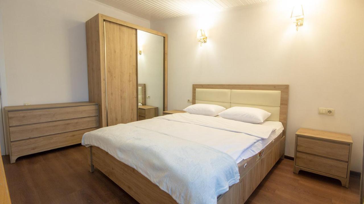 Big Terrace Apartment On Liberty Square Tbilisi Bagian luar foto