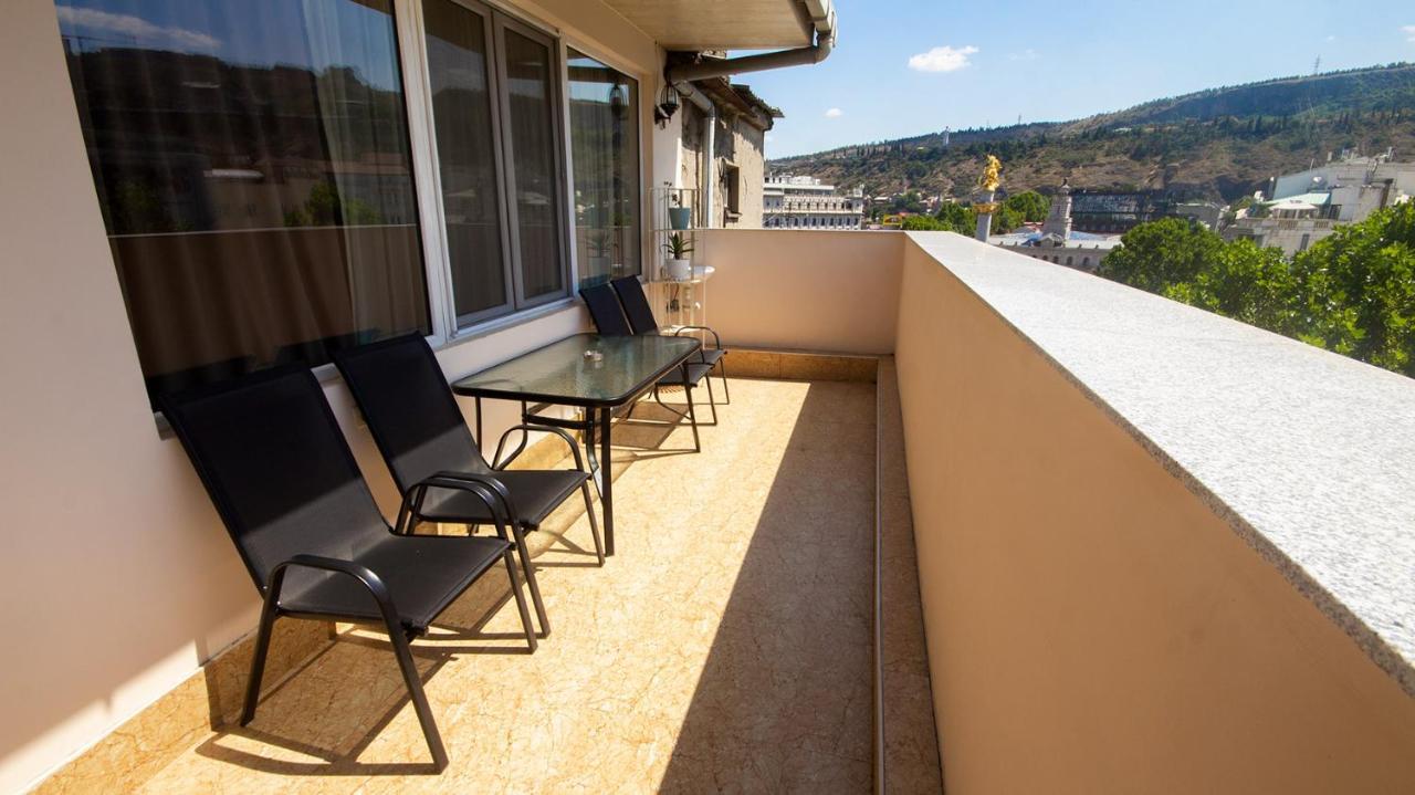 Big Terrace Apartment On Liberty Square Tbilisi Bagian luar foto
