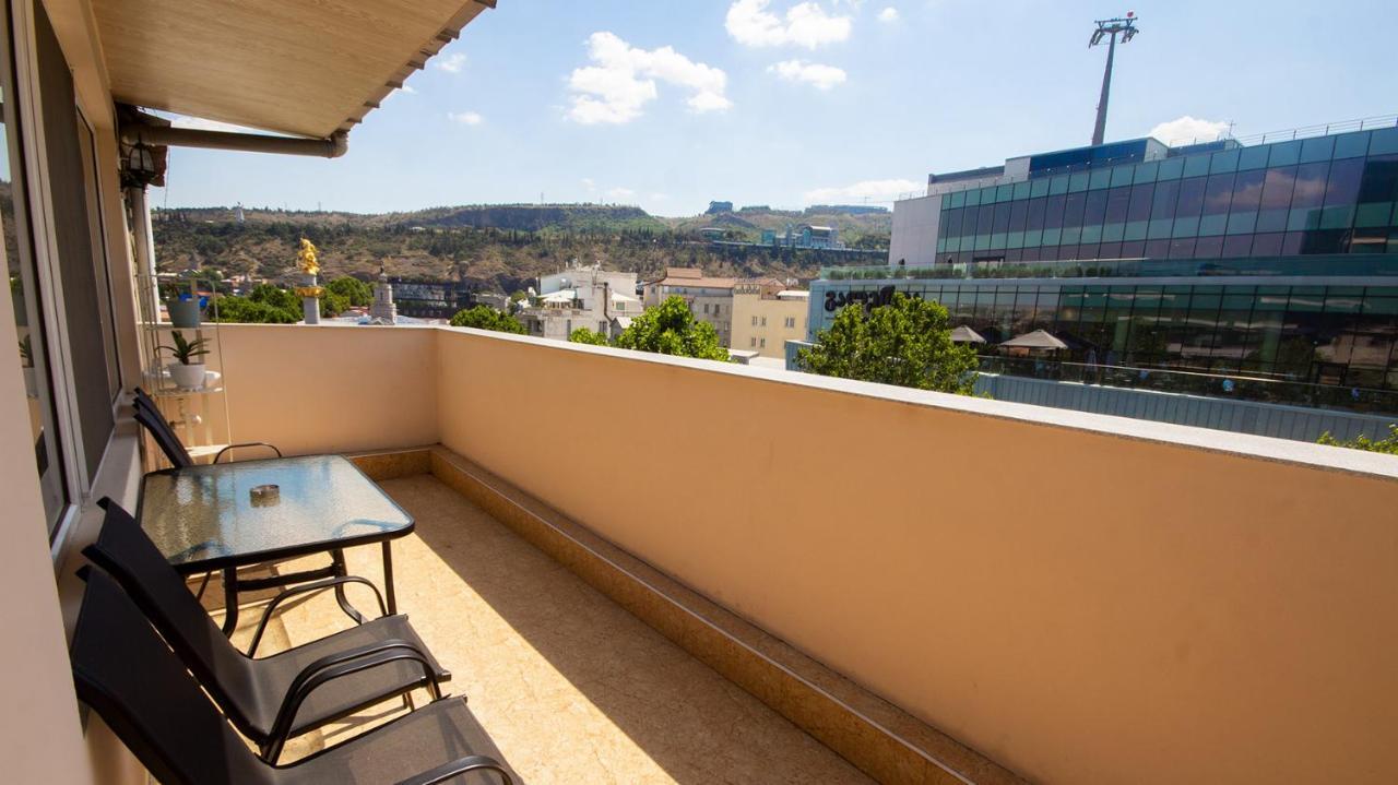 Big Terrace Apartment On Liberty Square Tbilisi Bagian luar foto